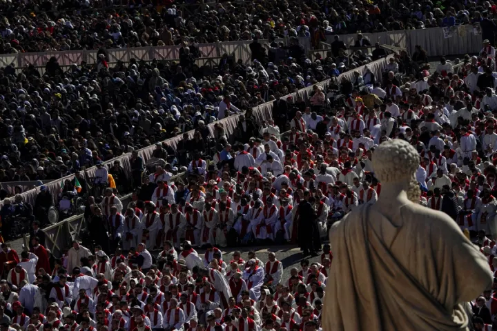 Líderes mundiais homenageiam o Papa Francisco em grande despedida na Basílica de São Pedro