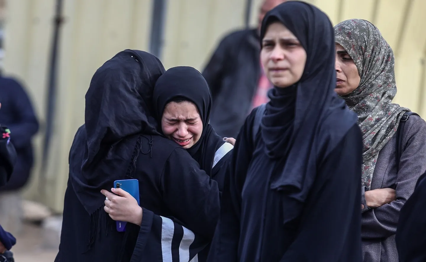 نحو 60 شهيداً بغزة وتحذير من نفاد الإمدادات الطبية وتراكم النفايات وحماس تبحث وقف الحرب بالقاهرة