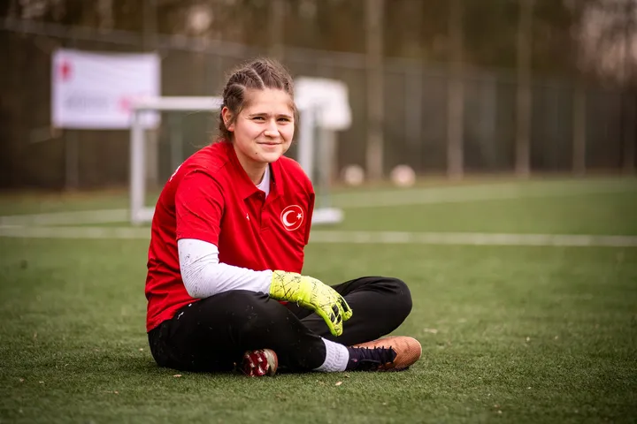 Oznur Duran, la primera mujer arquera de fútbol en Türkiye que compite sin una mano