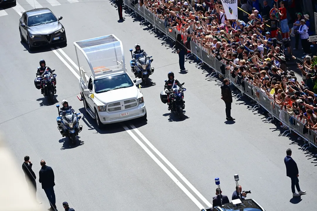 El féretro del papa Francisco abandona el Vaticano
