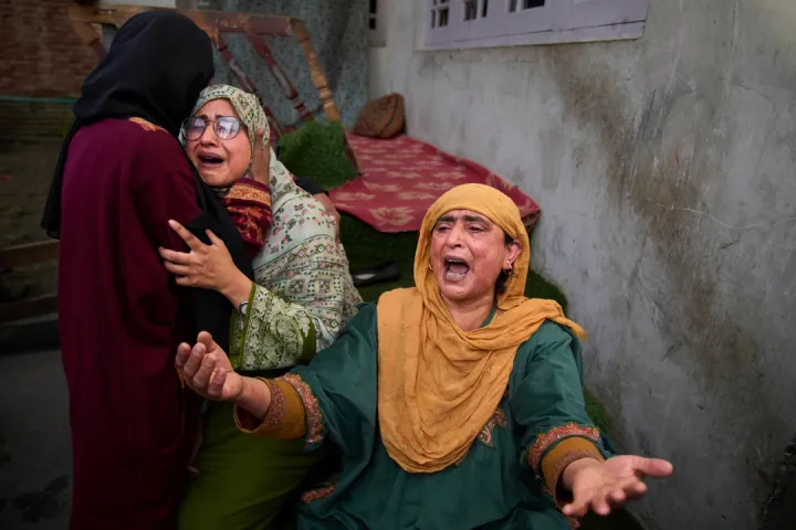 بھارتی فوج، مقبوضہ کشمیر میں، مقامی آبادی کے مکانات مسمار کر رہی ہے