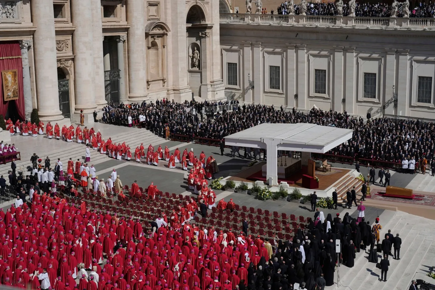 Dubban mutane sun taru a Vatican domin jana'izar Fafaroma Francis