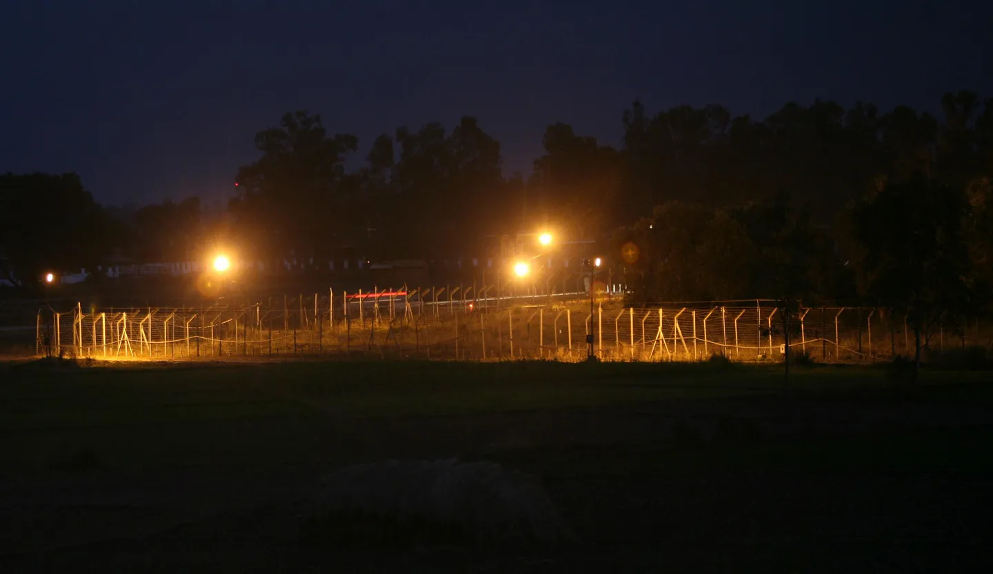 بھارت اور پاکستان کے فوجیوں کے درمیان فائرنگ کا تبادلہ