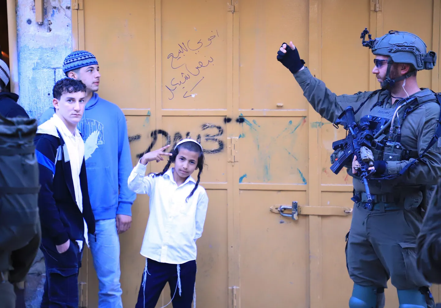 점령된 웨스트뱅크에서 불법 이스라엘 정착민들이 팔레스타인 학교를 공격하다