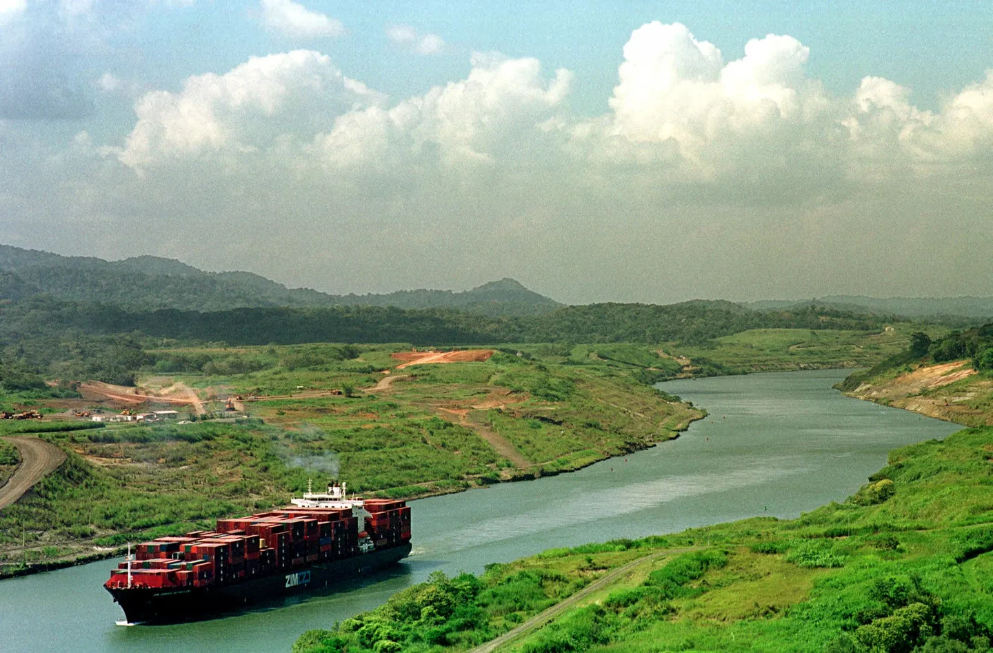 Трамп америкалык кемелердин Панама жана Суэц каналдары аркылуу эркин жүрүүсүн каалайт