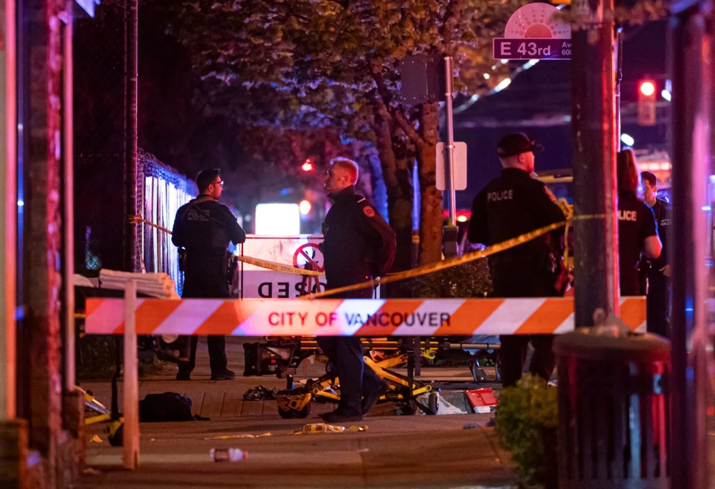 Auto fährt in Kanada in Menge - mehrere Tote