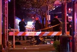 Auto fährt in Kanada in Menge - mehrere Tote