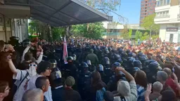 Policija intervenisala ispred blokiranog fakulteta u Novom Sadu, povrijeđeni studenti i građani