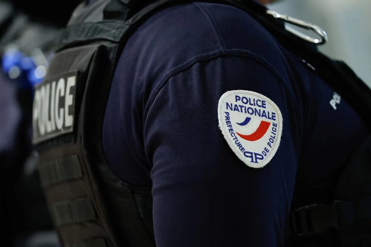 Injures racistes, violences et Coran déchiré: interdiction d’exercer requise contre 5 policiers