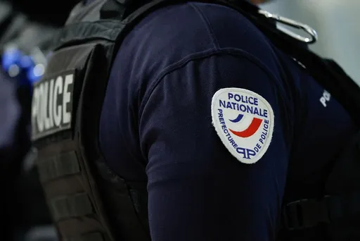 Injures racistes, violences et Coran déchiré: interdiction d’exercer requise contre 5 policiers