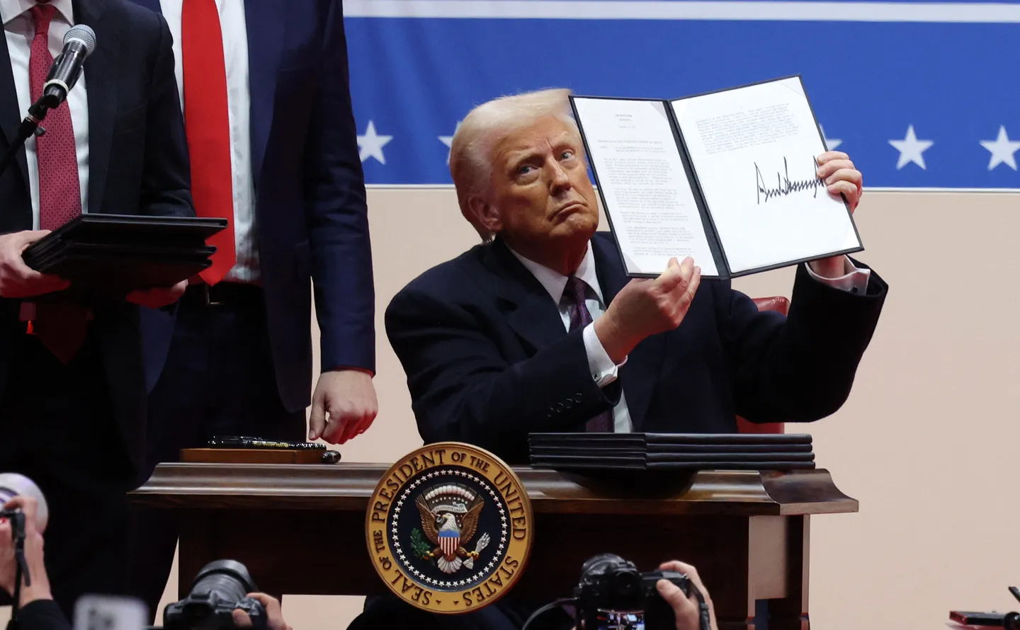 États-Unis : Le président Donald Trump signe des décrets sur l'immigration