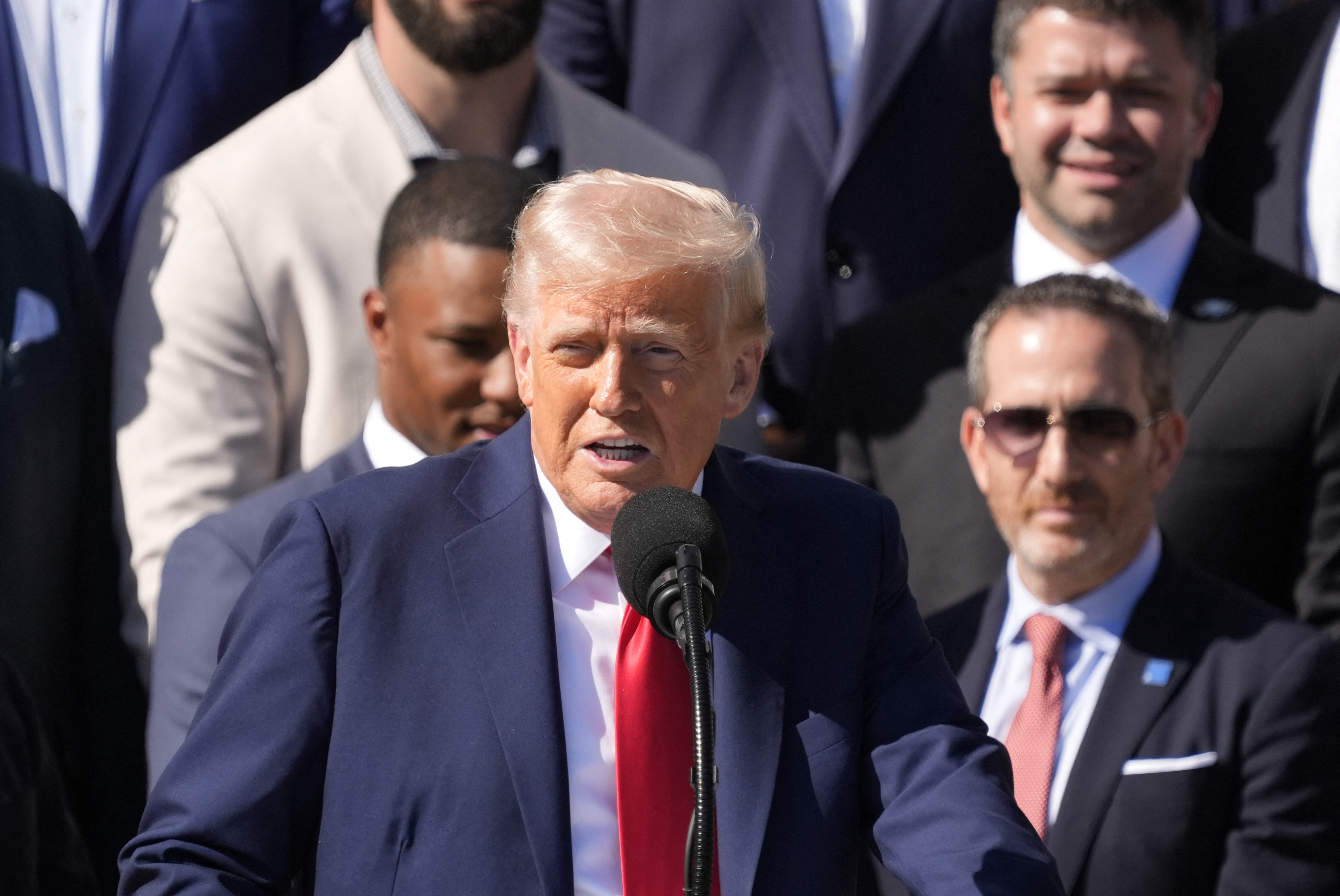 Os primeiros 100 dias de Trump - rápidos, frenéticos e vacilantes