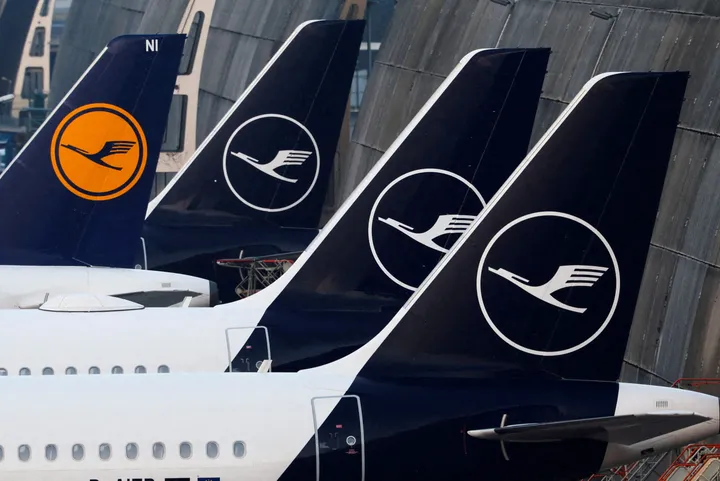 Lufthansa uçary bomba howpy sebäpli Frankfurt şäherine gaýdyp bardy