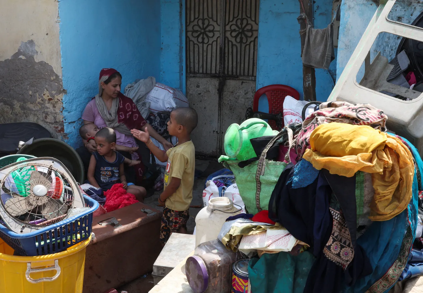 भारतीय अधिकारियों ने असम राज्य में बंगाली मूल के 1,400 मुस्लिम परिवारों के घरों को ध्वस्त कर दिया है