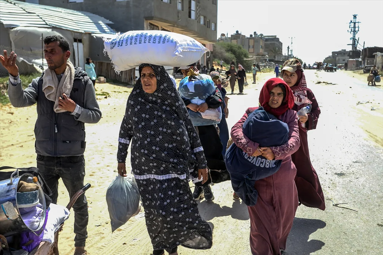 Miles de palestinos vuelven a desplazarse ante el avance israelí sobre Rafah, en Gaza