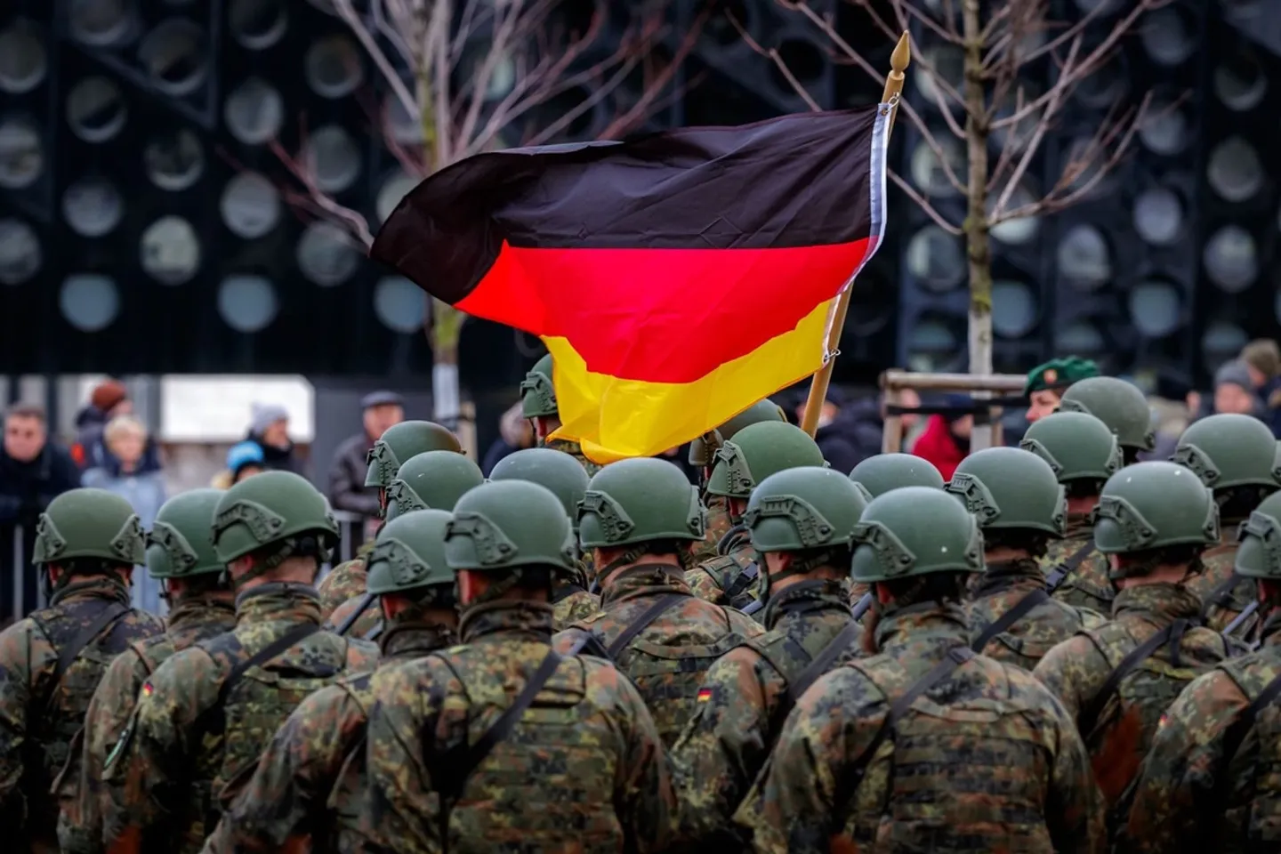 CDU-Politiker Wadephul offen für Wehrpflicht - Klingbeil dagegen