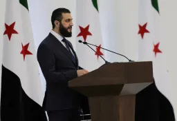 Presidenti sirian Al-Sharaa mbërrin në Paris në vizitën e tij të parë në Evropë