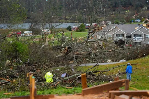 여러 미국 주를 강타한 격렬한 폭풍과 토네이도로 인한 피해 발생