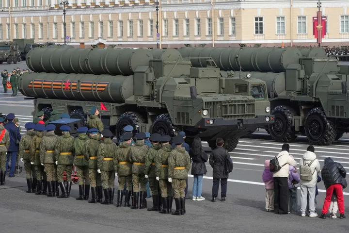 भारत की वायु रक्षा के लिए S-400 सिस्टम की डिलीवरी में तेज़ी नजर आई।