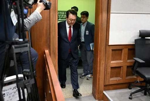 대한민국 전 대통령 윤, '적에게 이익 제공' 혐의로 기소