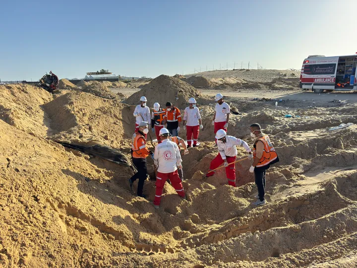 Trabajadores humanitarios en fosas comunes: la brutalidad israelí en Gaza no perdona a nadie