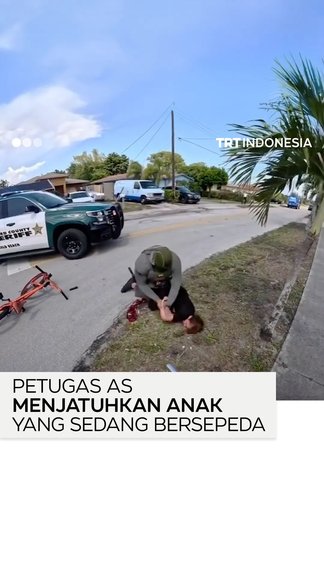 Petugas AS menjatuhkan anak yang sedang bersepeda