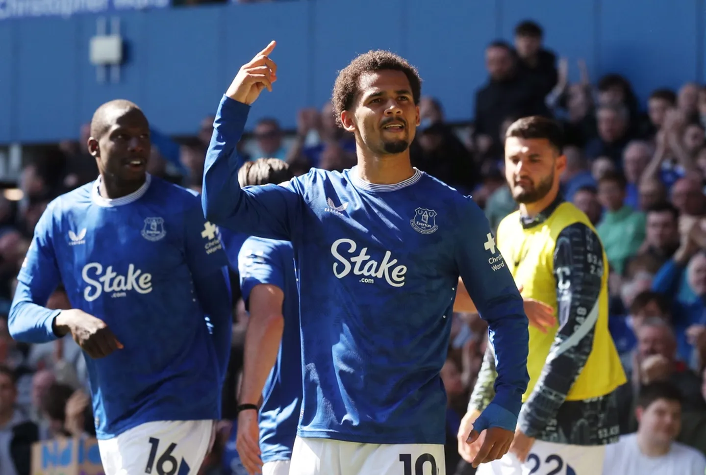 Senegal's Ndiaye scores as Everton frustrates Arsenal's slim title hopes