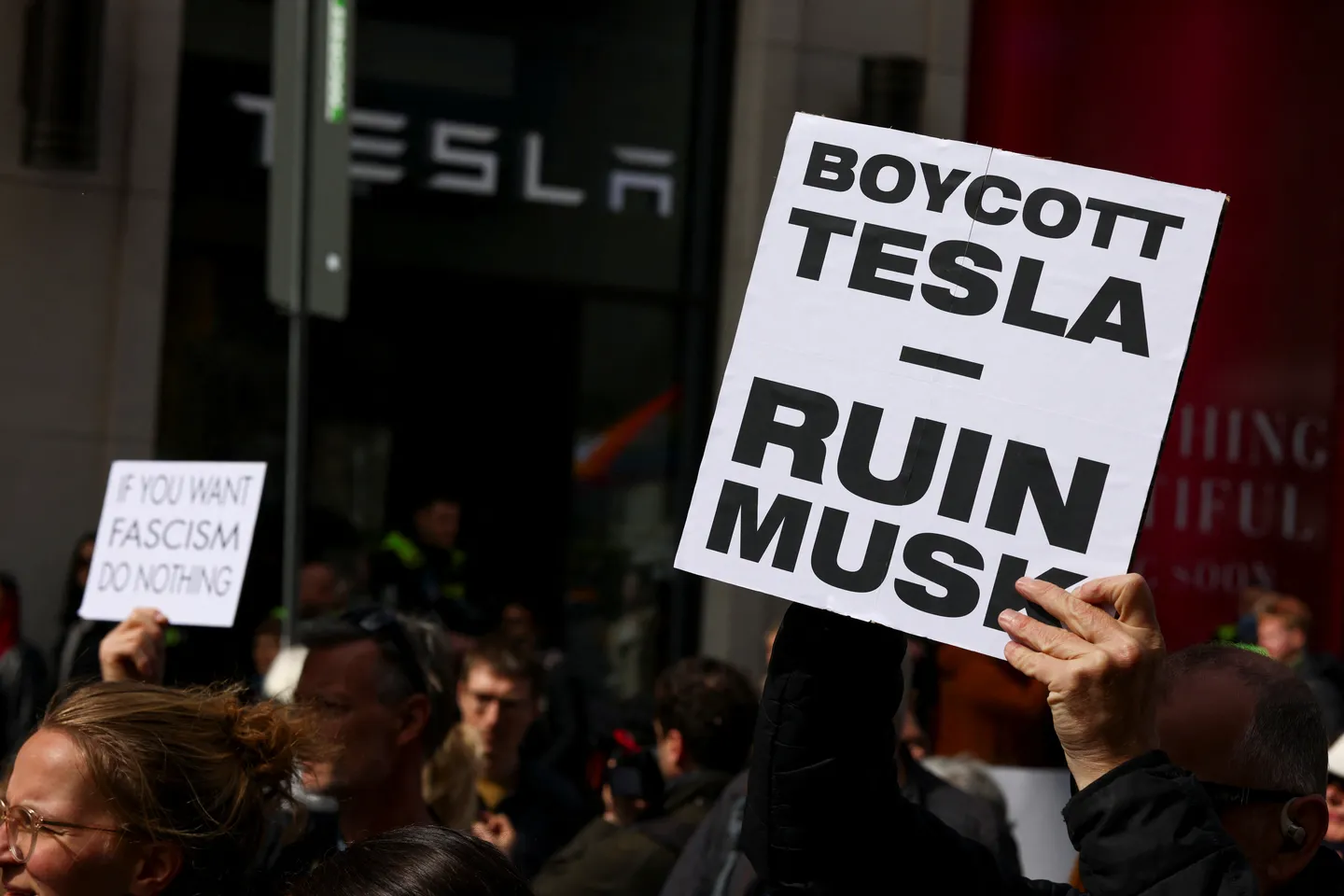 Piața europeană a vehiculelor electrice se extinde în timp ce vânzările Tesla scad