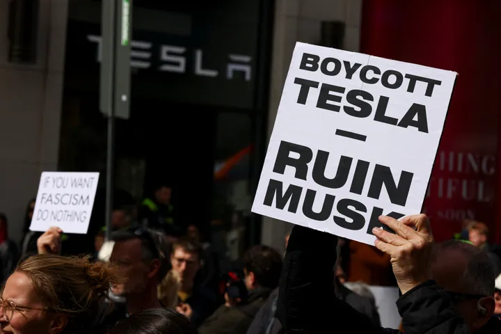Piața europeană a vehiculelor electrice se extinde în timp ce vânzările Tesla scad
