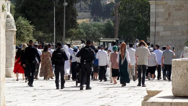 Over 500 illegal Israeli settlers storm Al-Aqsa under police guard