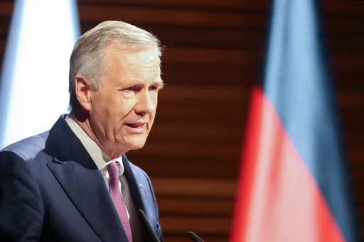 Wulff für Altersgrenzen in sozialen Medien