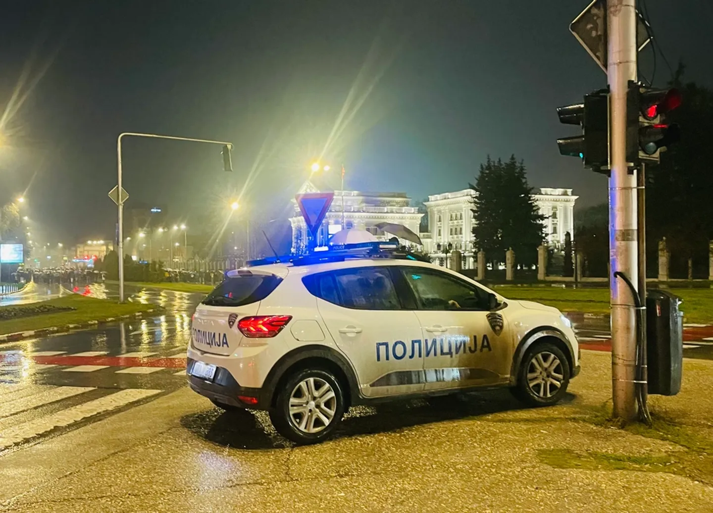 Лажни дојави за бомби во две училишта во Скопје