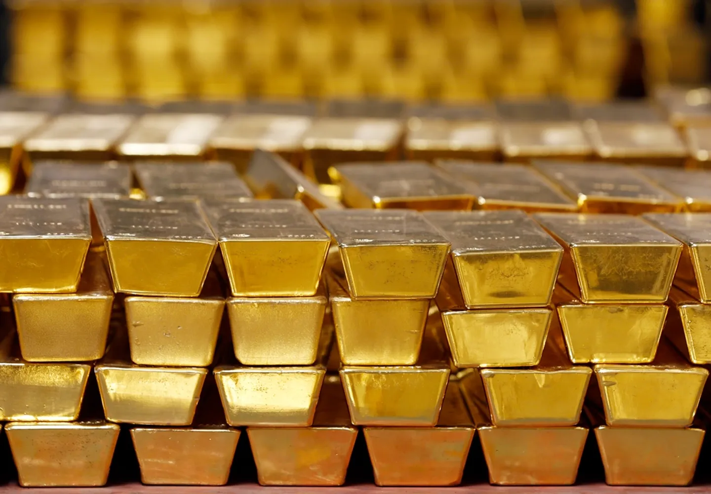 Is Germany thinking about withdrawing 1,200-tonne gold stockpile from the US?