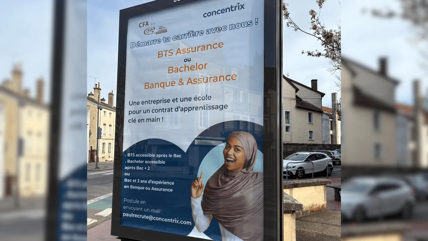 Islamophobie : Un maire fait retirer une publicité avec une femme voilée