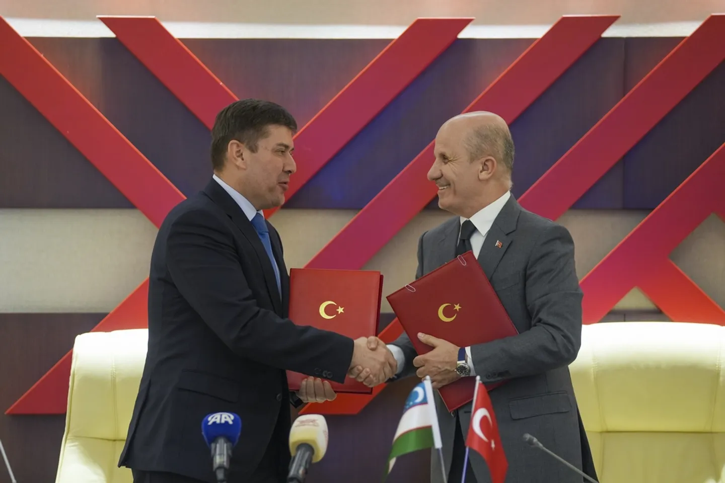 Türkiye und Usbekistan gründen „Internationale Universität der Turkstaaten“
