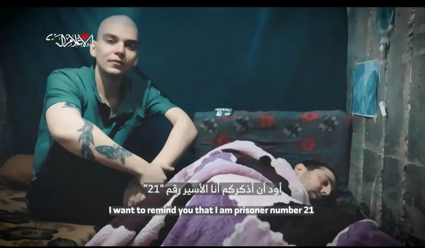"القسّام" تبث فيديو لأسيرَين أحدهما حاول "إيذاء نفسه".. ووالده يدعو لمواجهة نتنياهو