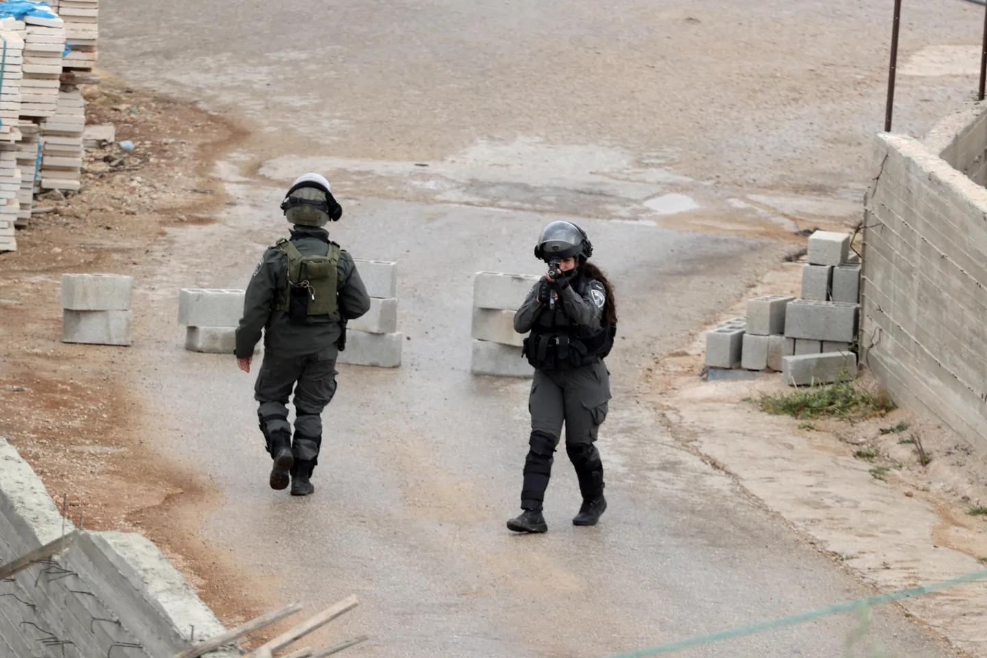 الاحتلال يعتقل 8 فلسطينيين بينهم امرأة بالضفة ويجبر 550 طالباً على ترك مدارسهم في القدس الشرقية