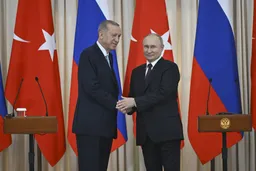 Erdoğan bisedë telefonike me Putinin, përshëndet planin e bisedimeve të paqes në Istanbul