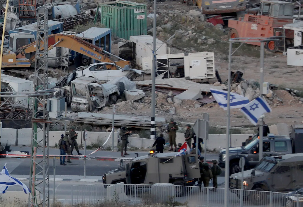 الاحتلال يعتقل فلسطينيين خلال اقتحاماته في الضفة ومستوطنون يعتدون على ناشط