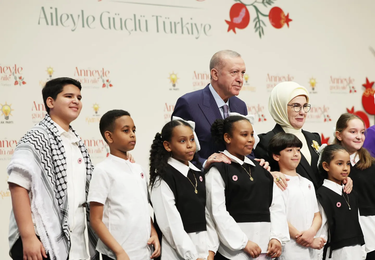 أردوغان مهنئاً بعيد الأم: لا نستطيع رد جميلهن