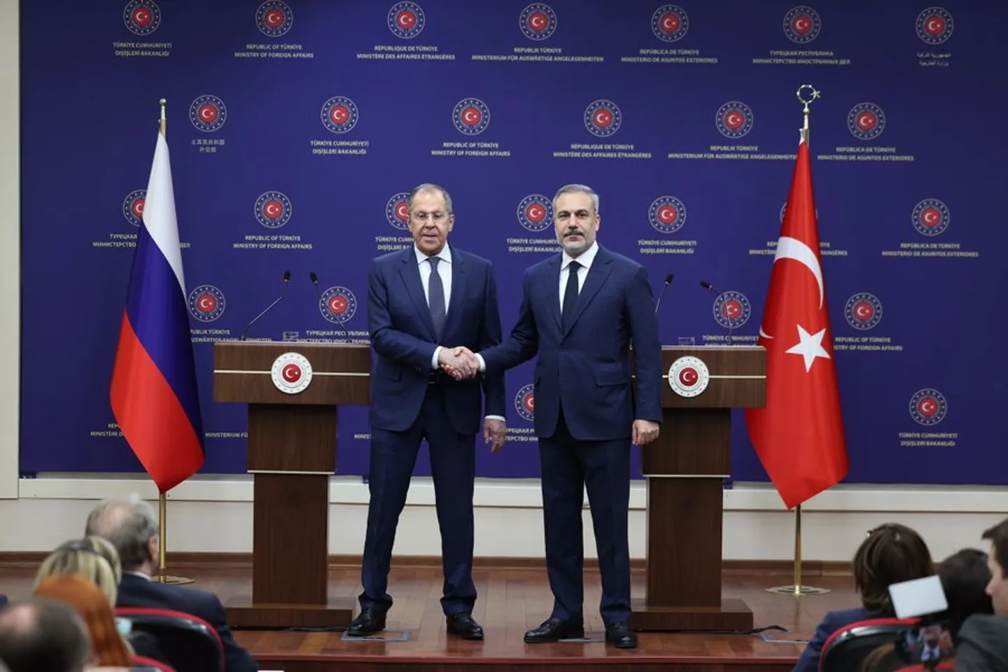 Ministri i Jashtëm turk Fidan diskuton përpjekjet për paqe me homologun rus Llavrov
