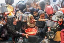 الاحتلال يقتل امرأة كل ساعة في غزة.. وحماس تحذر من اشتداد كارثي للمجاعة