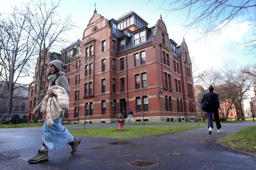 Trump nënshkruan proklamatë që kufizon të huajt të studiojnë në Harvard