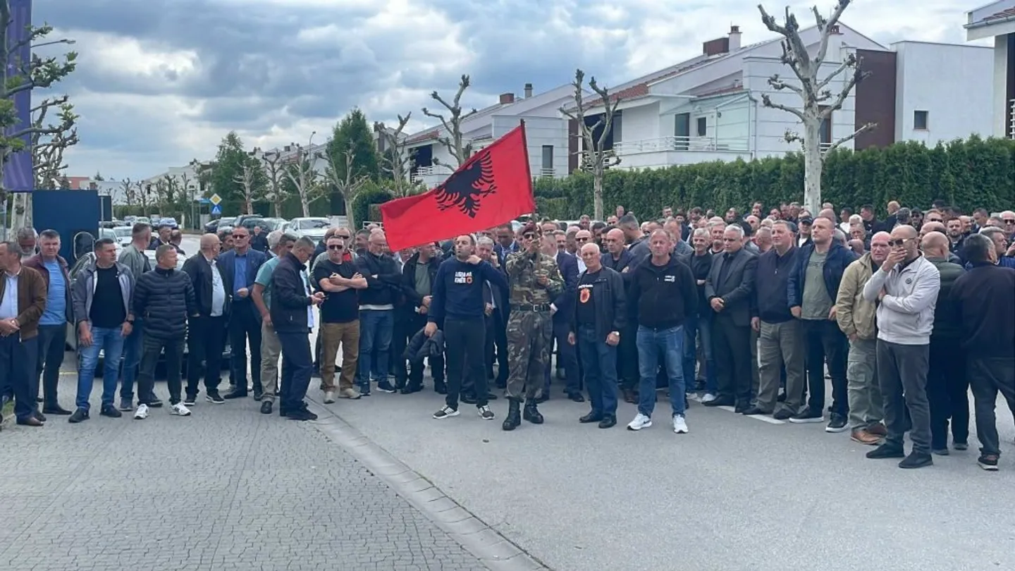 Kryetarja e Dhomave të Specializuara pritet me protesta në Kosovë, anulohet konferenca e saj