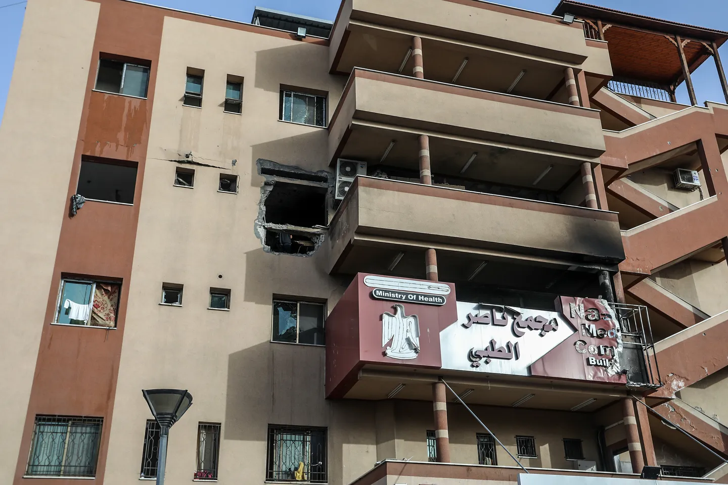 Gaza: Israël bombarde l’hôpital Nasser, négociations de paix à Doha
