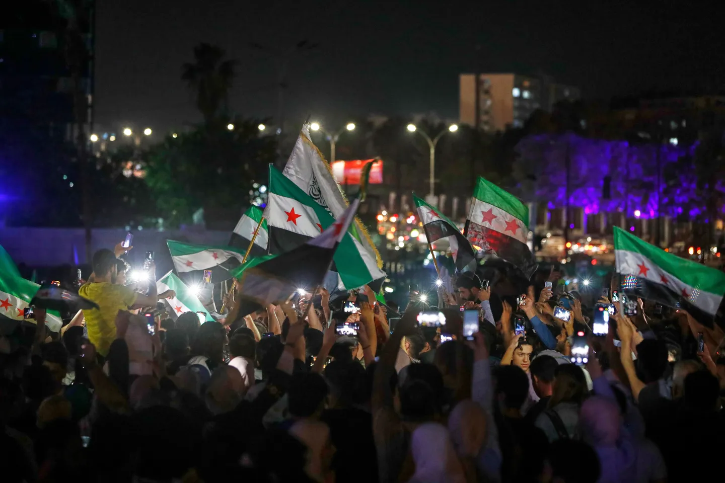 سوريا.. احتفالات شعبية وترحيب عربي باعتزام ترمب رفع عقوبات سوريا وإشادة بتركيا والسعودية
