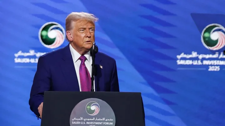 ترمب من الرياض: اتخذت قراراً برفع العقوبات عن سوريا ومستعدٌّ لإبرام اتفاق جديد مع إيران