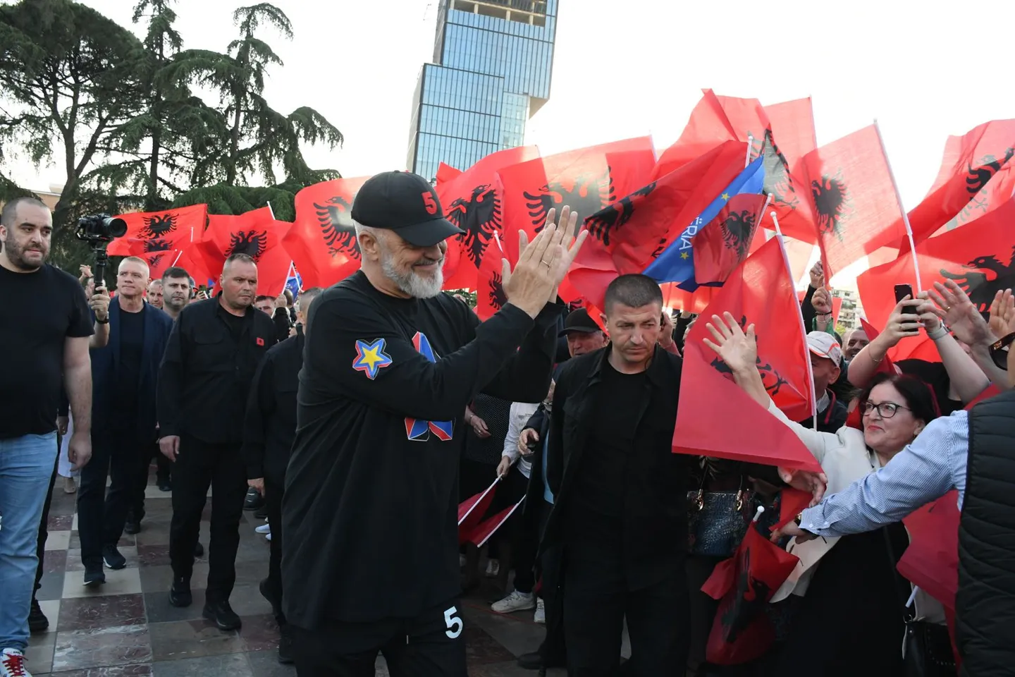 Edi Rama mban fjalimin e fitores për herë të katërt, feston me mbështetësit e tij