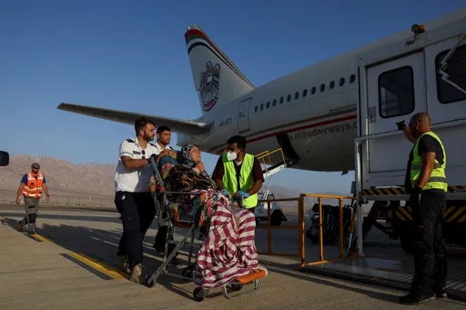 Vuelos secretos con apoyo israelí sacan a palestinos de Gaza bajo el pretexto de “ayudar”: reporte