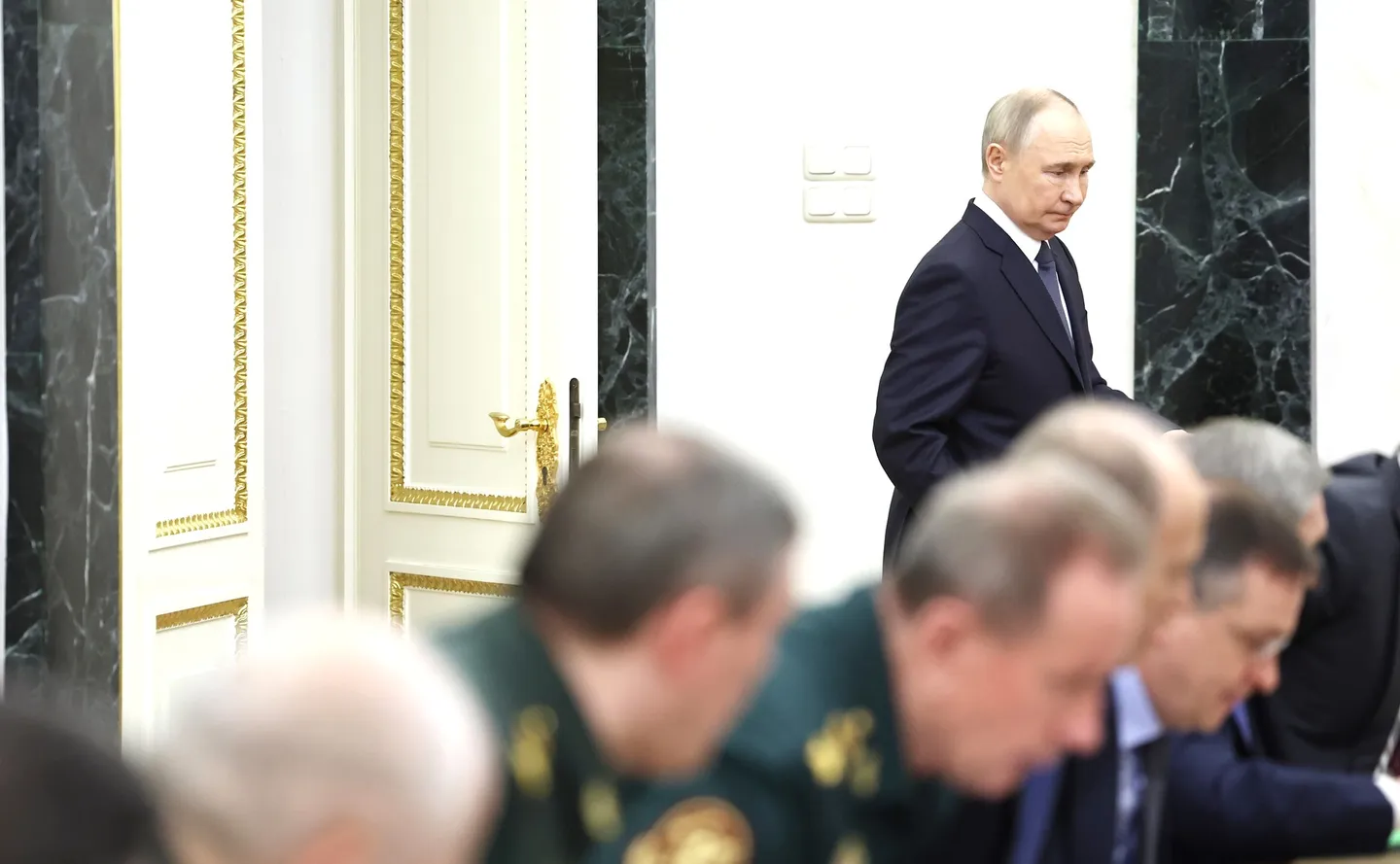Vladimir Putin yüksək vəzifəli rəsmilərlə görüşdü
